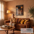 Quadro Decorativo Grande Última Ceia Jesus para Sala | quadros decorativos para sala de estar | Jesus partindo o pão à mesa cercado por apóstolos em oração, tons terrosos | em ambiente 3 | Porao dos Quadros