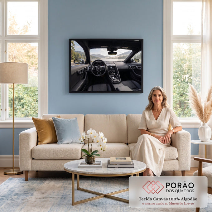Interior de Jaguar esportivo em couro preto com vista para lago, neblina e montanhas, quadro decorativo