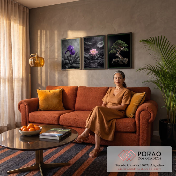 Quadro Decorativo Kit 3 Telas Flores e Bonsai para Sala | quadros decorativos para sala de estar | íris roxa, lótus rosa e bonsai verde em cenário zen com cor seletiva | em ambiente 3 | Porao dos Quadros