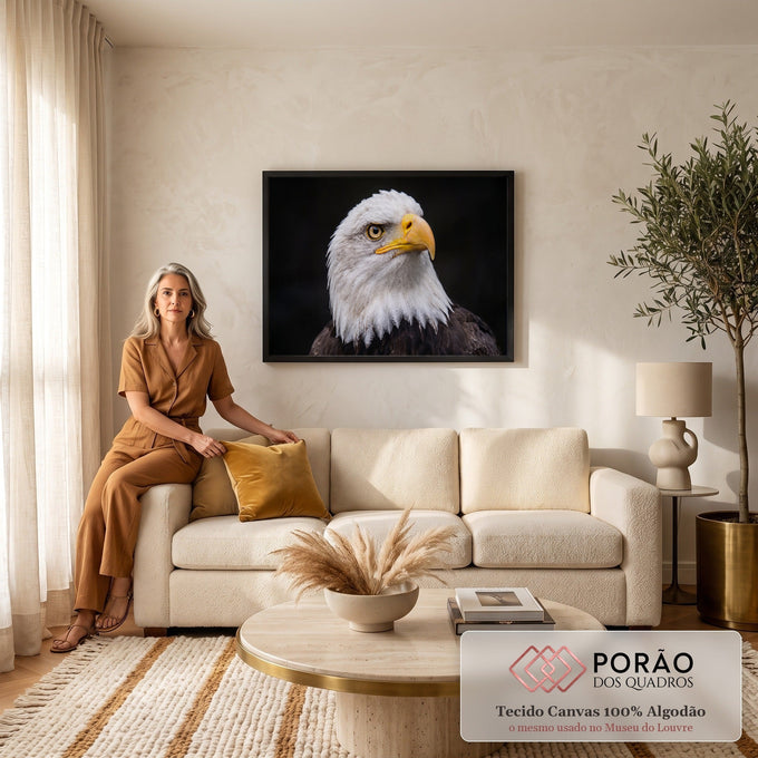 Águia-de-cabeça-branca em close com olho dourado e bico amarelo sobre fundo preto, quadro decorativo