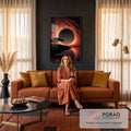 Eclipse solar cercado de nuvens laranja, árvore em silhueta e mar refletindo o céu, quadro decorativo