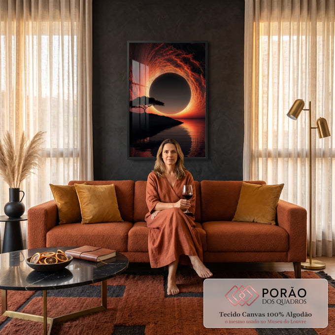 Eclipse solar cercado de nuvens laranja, árvore em silhueta e mar refletindo o céu, quadro decorativo