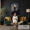 Quadro Decorativo Grande Figura em Manto para Sala Preto | quadros decorativos para sala de estar | figura de manto com braços erguidos sob céu estrelado e via láctea dourada | em ambiente 3 | Porao dos Quadros