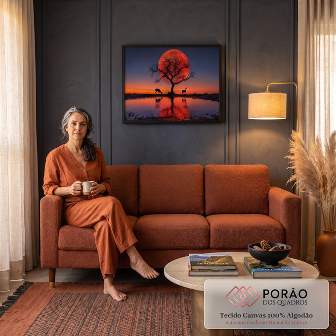 Quadro Decorativo Grande Lua Vermelha Antílopes para Sala | quadros decorativos para sala de estar | lua vermelha gigante atrás de árvore seca com antílopes refletidos no lago | em ambiente 3 | Porao dos Quadros