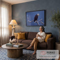 Quadro Decorativo Grande Águia Americana Neve para Sala Azul | quadros decorativos para sala de estar | águia de cabeça branca pousada em galho nevado sobre fundo azul escuro | em ambiente 3 | Porao dos Quadros