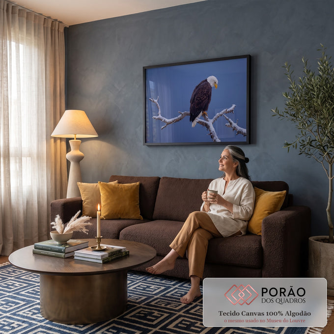 Quadro Decorativo Grande Águia Americana Neve para Sala Azul | quadros decorativos para sala de estar | águia de cabeça branca pousada em galho nevado sobre fundo azul escuro | em ambiente 3 | Porao dos Quadros