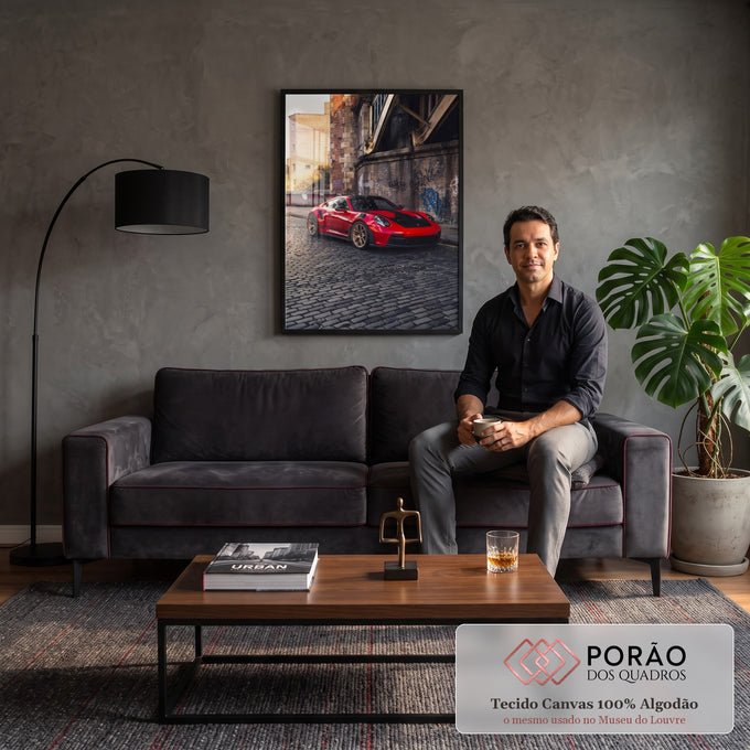 Porsche GT3 RS vermelho com rodas douradas em rua de paralelepípedos e muro grafitado, quadro decorativo