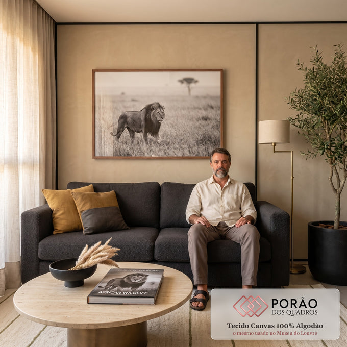 Leão de juba escura caminhando na savana enevoada com acácia ao fundo, em preto e branco, quadro decorativo