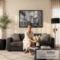 Quadro Decorativo Grande Rua de Paris para Sala Preto | quadros decorativos para sala de estar | rua parisiense em preto e branco com carros clássicos e Torre Eiffel ao fundo | em ambiente 3 | Porao dos Quadros