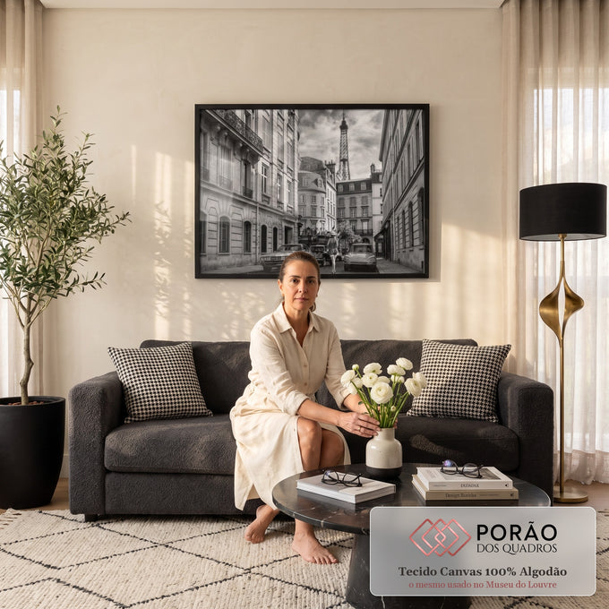 Quadro Decorativo Grande Rua de Paris para Sala Preto | quadros decorativos para sala de estar | rua parisiense em preto e branco com carros clássicos e Torre Eiffel ao fundo | em ambiente 3 | Porao dos Quadros
