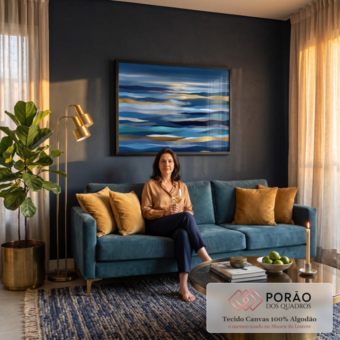 Abstrato de mar em camadas horizontais azuis, turquesa e douradas com brilho no horizonte, quadro decorativo