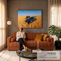 Porsche preto esportivo com aerofólio e cavalo negro pastando em campo de trigo dourado, quadro decorativo