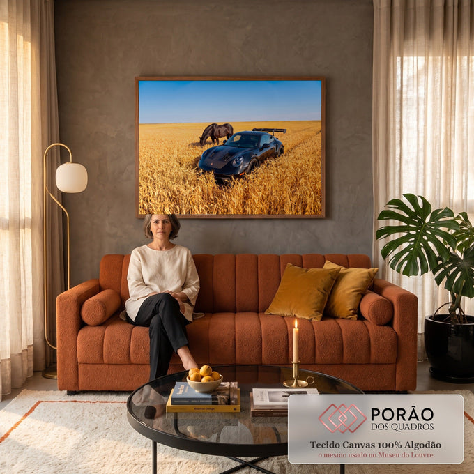 Porsche preto esportivo com aerofólio e cavalo negro pastando em campo de trigo dourado, quadro decorativo