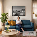 Quadro Decorativo Grande Mulher e Carro para Sala Preto | quadros decorativos para sala de estar | mulher caminhando perto de carro esportivo clássico entre fardos de feno em preto e branco | em ambiente 3 | Porao dos Quadros