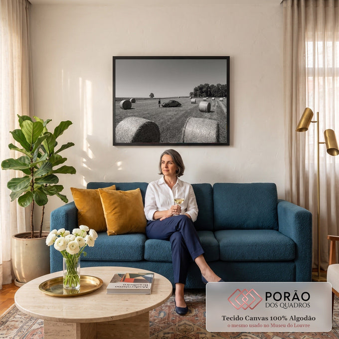 Quadro Decorativo Grande Mulher e Carro para Sala Preto | quadros decorativos para sala de estar | mulher caminhando perto de carro esportivo clássico entre fardos de feno em preto e branco | em ambiente 3 | Porao dos Quadros