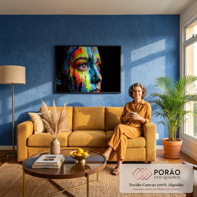 Rosto de mulher pintado com tinta azul, verde e laranja escorrendo sobre fundo preto, quadro decorativo