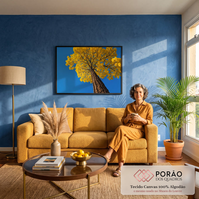 Quadro Decorativo Grande Ipê Florido para Sala Amarelo | quadros decorativos para sala de estar | árvore florida em amarelo vista de baixo contra céu azul vibrante | em ambiente 3 | Porao dos Quadros