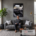 Interior de carro esportivo preto com volante e vista para lago, pinheiros e montanhas, quadro decorativo