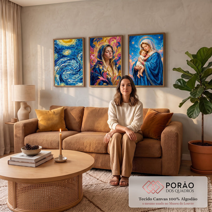 Quadro Decorativo Kit 3 Telas Nossa Senhora para Sala Azul | quadros decorativos para sala de estar | tríptico com Nossa Senhora, Menino Jesus e céu estrelado em azul e dourado | em ambiente 3 | Porao dos Quadros