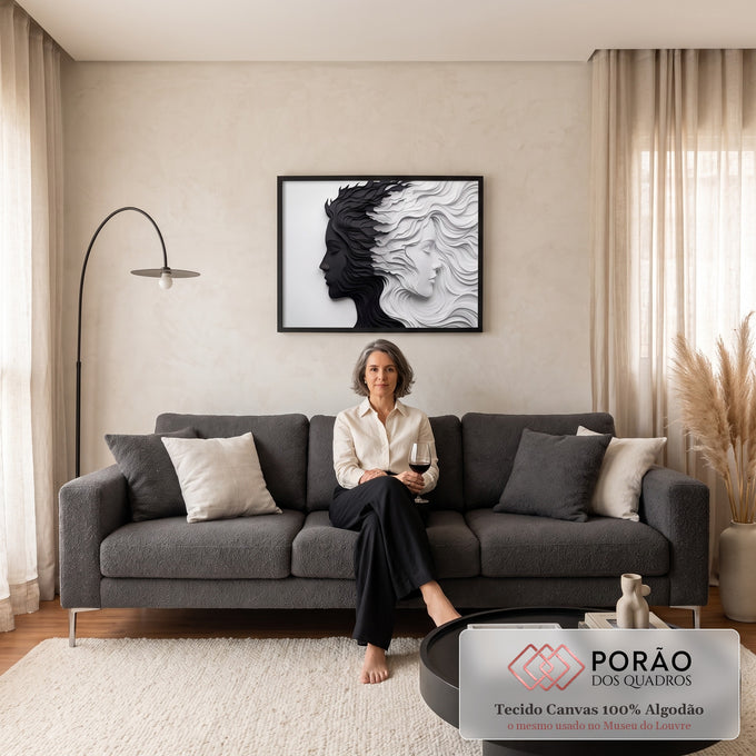 Quadro Decorativo Grande Dois Rostos para Sala Preto | quadros decorativos para sala de estar | dois perfis femininos em preto e branco com cabelos ondulados esculpidos em camadas | em ambiente 3 | Porao dos Quadros