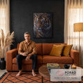 Tigre em close com olhos verdes, pelagem laranja listrada de preto e fundo escuro, quadro decorativo