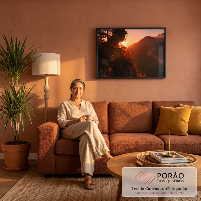 Quadro Decorativo Grande Pôr do Sol Montanha para Sala | quadros decorativos para sala de estar | pôr do sol dourado entre pinheiros e rochas com montanhas ao fundo e céu rosado | em ambiente 3 | Porao dos Quadros