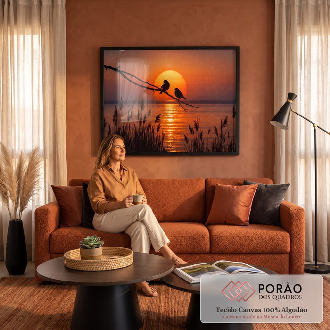 Quadro Decorativo Grande Pássaros no Galho para Sala Laranja | quadros decorativos para sala de estar | dois pássaros em silhueta sobre galho com pôr do sol laranja ao fundo | em ambiente 3 | Porao dos Quadros