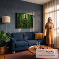 Quadro Decorativo Grande Arqueiro Guerreiro para Sala Verde | quadros decorativos para sala de estar | guerreiro arqueiro em trajes verdes segurando arco e flecha numa floresta densa | em ambiente 3 | Porao dos Quadros