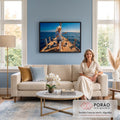 Quadro Decorativo Grande Marinheiro e Cacatua Azul para Sala | quadros decorativos para sala de estar | homem idoso no leme de veleiro com cacatua de óculos no ombro sobre o mar | em ambiente 3 | Porao dos Quadros