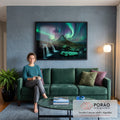 Quadro Decorativo Grande Paisagem Aurora para Sala Verde | quadros decorativos para sala de estar | montanha cônica sob aurora boreal verde e roxa com cachoeira em primeiro plano | em ambiente 3 | Porao dos Quadros