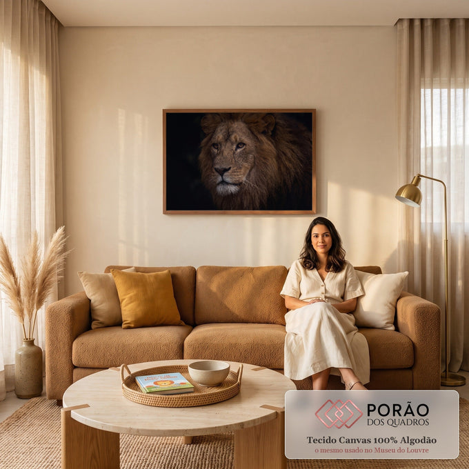 Quadro Decorativo Grande Leão Juba Dourada para Sala Marrom | quadros decorativos para sala de estar | close de leão com juba dourada e olhos âmbar em fundo preto | em ambiente 3 | Porao dos Quadros