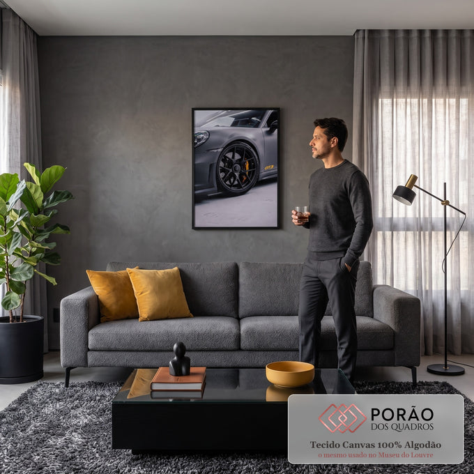 Quadro Decorativo Grande Carro Esportivo para Sala Cinza | quadros decorativos para sala de estar | close de carro esportivo cinza fosco com roda preta e pinça de freio amarela | em ambiente 3 | Porao dos Quadros