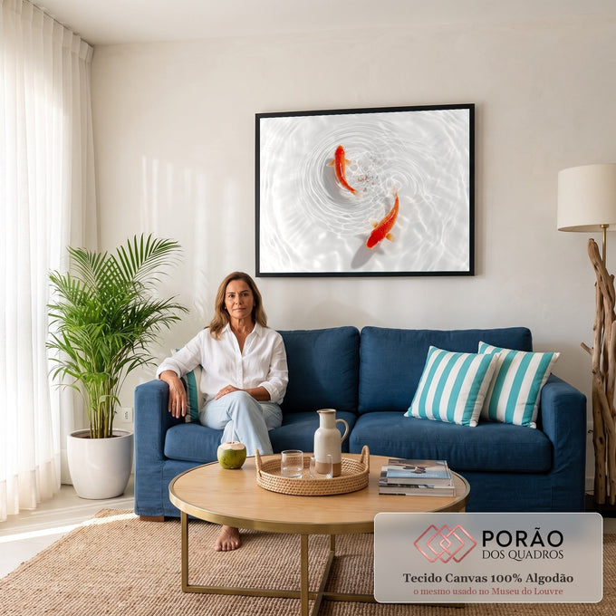 Dois peixes koi laranja nadando em círculo sobre água branca com ondulações e bolhas, quadro decorativo