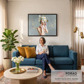 Mulher com flores brancas cobrindo o rosto, fitas e flocos dourados sobre fundo cinza, quadro decorativo