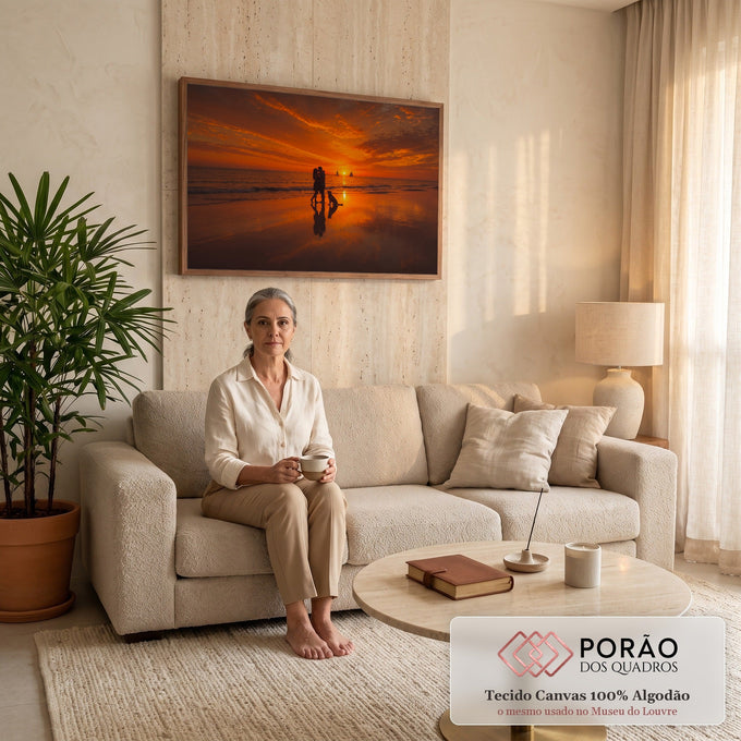 Quadro Decorativo Grande Casal e Cachorro para Sala Laranja | quadros decorativos para sala de estar | casal abraçado e cachorro na praia durante pôr do sol laranja com veleiros ao fundo | em ambiente 3 | Porao dos Quadros