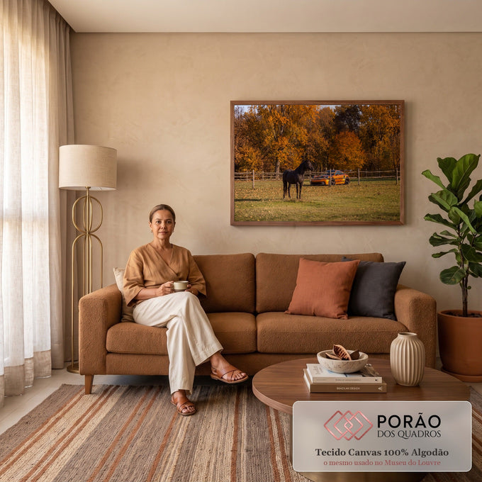 Cavalo preto no pasto com Porsche laranja e árvores de outono ao fundo, quadro decorativo