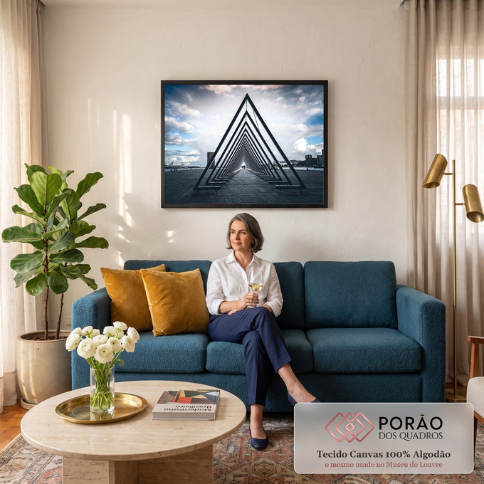 Estrutura de triângulos pretos em perspectiva sobre píer de madeira com céu azul nublado, quadro decorativo