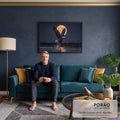Quadro Decorativo Grande Águia Voando a Água para Sala Azul | quadros decorativos para sala de estar | águia de cabeça branca voando sobre água com lua cheia dourada ao fundo | em ambiente 3 | Porao dos Quadros