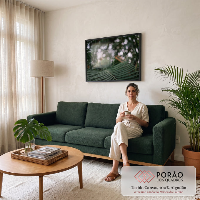 Quadro Decorativo Grande Folha de Palmeira Verde para Sala | quadros decorativos para sala de estar | folha de palmeira verde em close com fundo desfocado em bokeh branco | em ambiente 3 | Porao dos Quadros