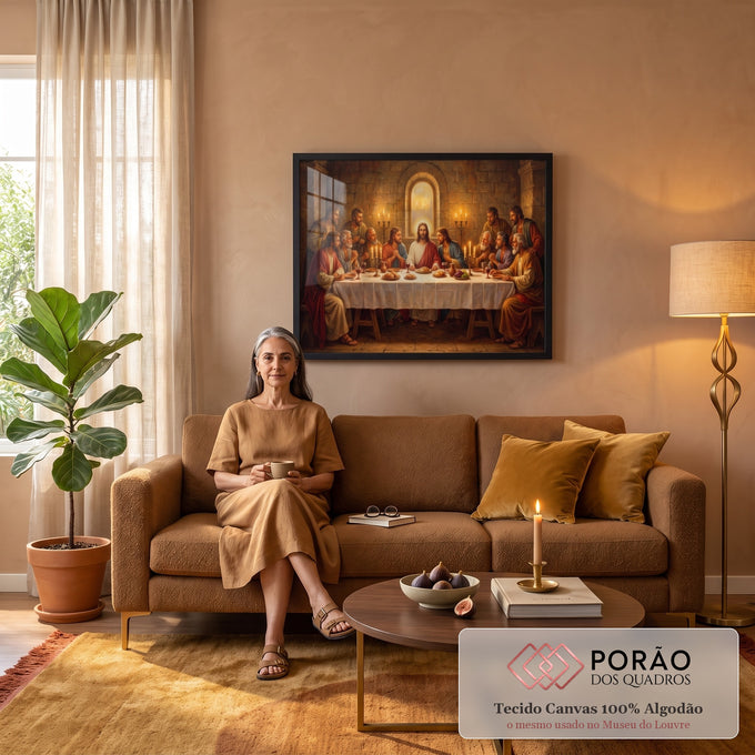 Quadro Decorativo Grande Santa Ceia de Jesus para Sala | quadros decorativos para sala de estar | pintura da Santa Ceia com Jesus e apóstolos reunidos à mesa em tons dourados | em ambiente 3 | Porao dos Quadros