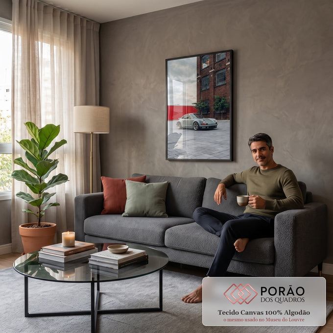 Porsche 911 retrô cinza com rodas bronze em pátio diante de prédio de tijolos, quadro decorativo