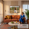 Jesus sorrindo de túnica bege em olival ao pôr do sol, luz dourada e colinas ao fundo, quadro decorativo