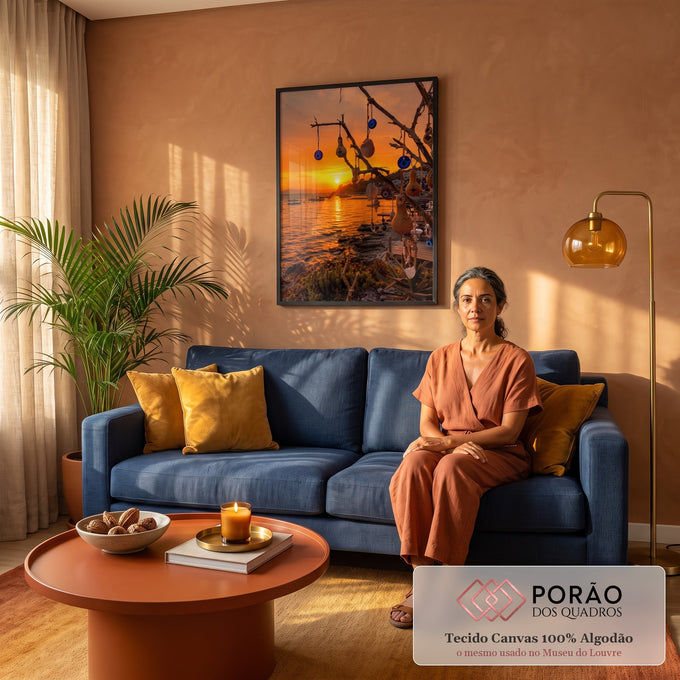 Pôr do sol laranja sobre o mar com galho de amuletos olho grego, cabaças e conchas, quadro decorativo