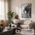 Elefante africano de orelha aberta e tromba enrolada visto de baixo em preto e branco, quadro decorativo