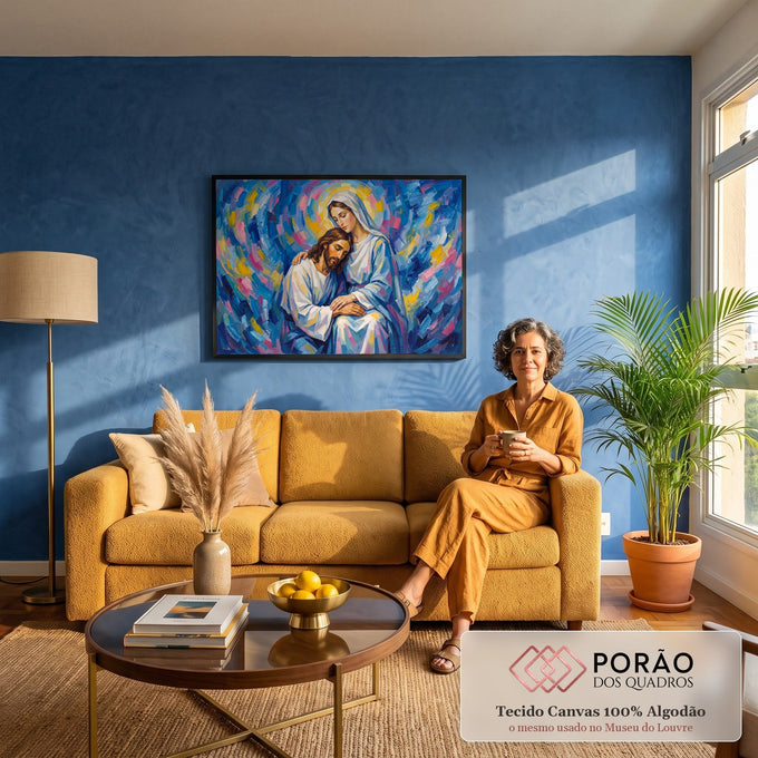 Quadro Decorativo Grande Jesus e Maria para Sala Azul | quadros decorativos para sala de estar | Jesus e Maria abraçados sobre fundo abstrato em azul, rosa e dourado | em ambiente 3 | Porao dos Quadros