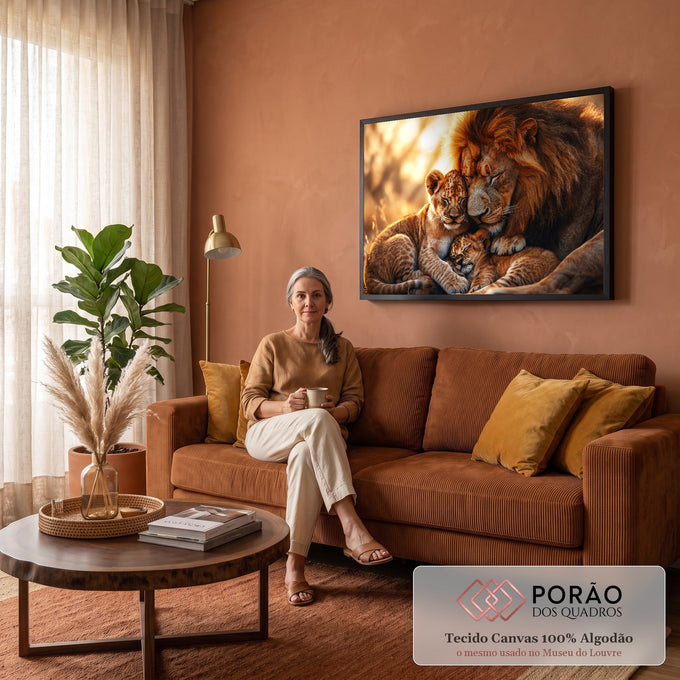 Quadro Decorativo Grande Leão e Filhotes para Sala Dourado | quadros decorativos para sala de estar | leão adulto aconchegando dois filhotes com luz dourada de entardecer ao fundo | em ambiente 3 | Porao dos Quadros