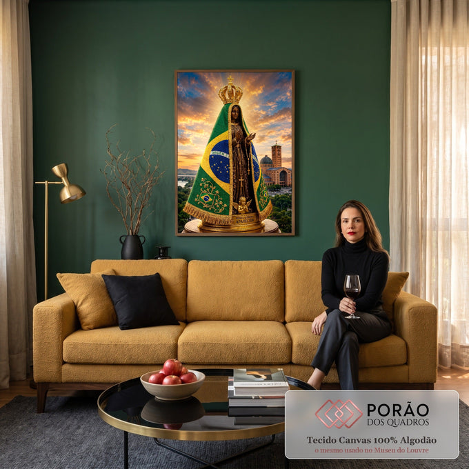 Quadro Decorativo Grande Nossa Senhora para Sala Verde | quadros decorativos para sala de estar | Nossa Senhora Aparecida com manto nas cores da bandeira do Brasil e basílica ao fundo | em ambiente 3 | Porao dos Quadros