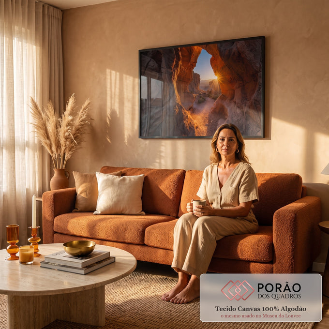 Quadro Decorativo Grande Arco de Pedra Laranja para Sala | quadros decorativos para sala de estar | arco de rocha laranja emoldurando pôr do sol sobre deserto | em ambiente 3 | Porao dos Quadros