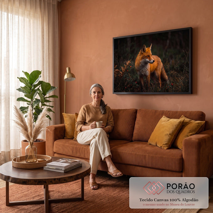 Raposa-vermelha de perfil entre samambaias e frutinhas vermelhas numa floresta escura, quadro decorativo