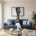 Foto em preto e branco da cabeça de um cavalo inclinada, em close, sobre fundo claro, quadro decorativo